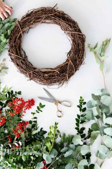 Коледен венец от клонки и плодове