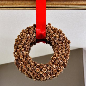 Коледен венец на огледалото