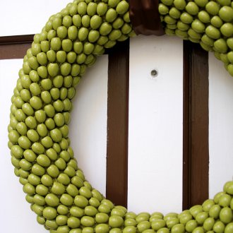 Коледен венец от жълъди