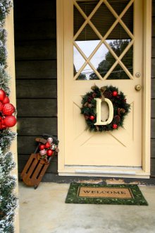 Нова година бяла украса на бяла врата