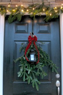 Коледна украса на вратата с елхови клони