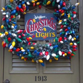 Декорация на вратата с гирлянд за новата година