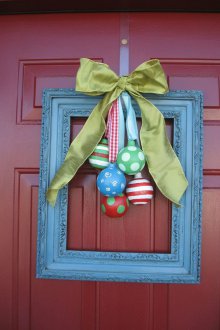 Коледни играчки на вратата