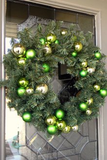 Декорация с венец от зелена врата
