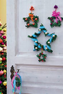 Декорация на врати със звездни венци