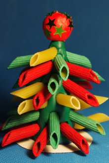 Коледно дърво, направено от тестени изделия