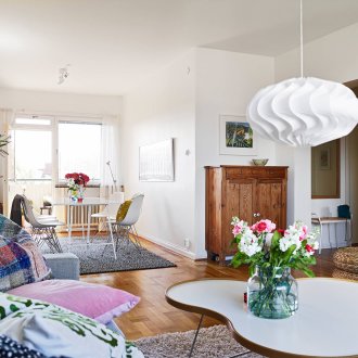 Asymmetric coffee table with a rim made of plastic