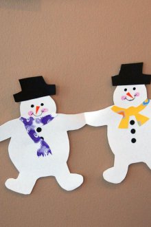 Хартиена гирлянда под формата на снежни човеци