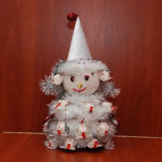 Снежен човек, направен от хартия и тенекия