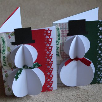 Обемен снежен човек, направен от хартия