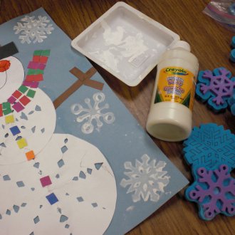 Снежен човек, направен от хартия върху пощенска картичка