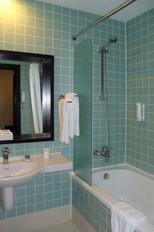 Bilik mandi berjubin Square