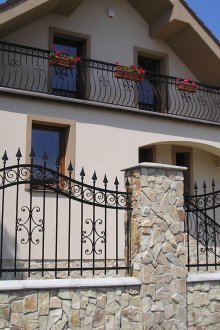 Кована ограда с развалин камък