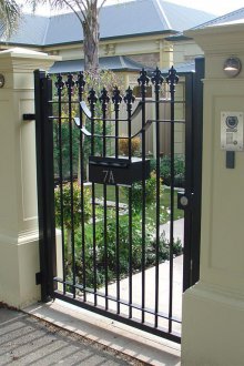 Класическа кована ограда