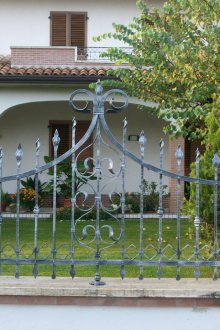Кована ограда с декор