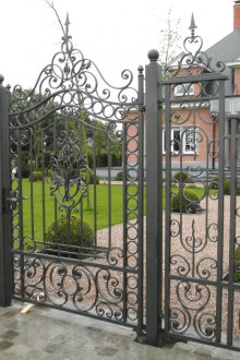 Кована оградна конструкция