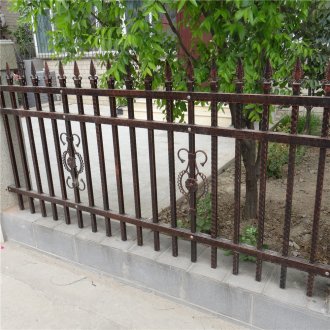 Фигурна кована ограда