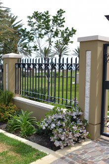 Геометрична кована ограда