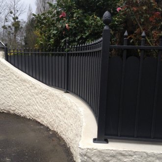 Празна кована ограда