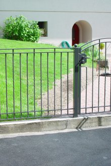 Кована ограда с калитка