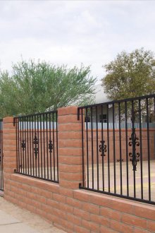 Ограда от ковано желязо с тухла