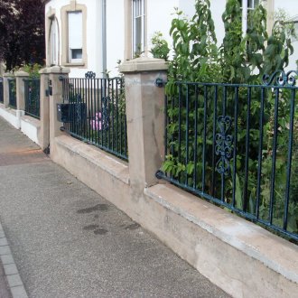 Боядисана кована ограда