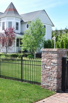 Малка кована ограда