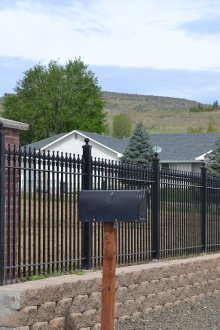 Кована ограда върху каменна основа
