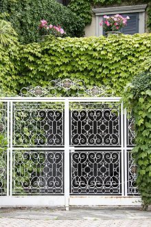 Ограда от ковано желязо в градината