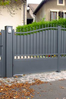 Сива кована ограда