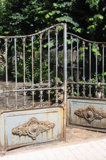 Възрастна кована ограда