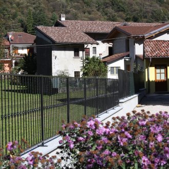 Sod ограда на селска къща