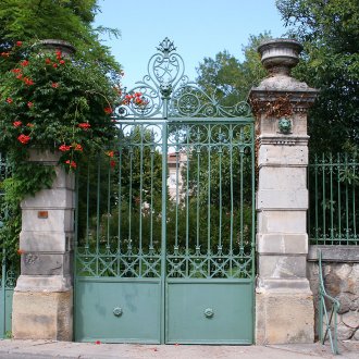 Зелена кована порта