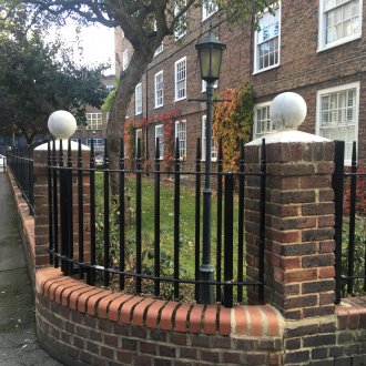 Желязна кована ограда