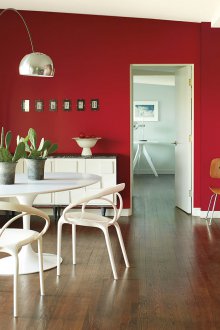 Комбинацията от червени и бели цветове в интериора