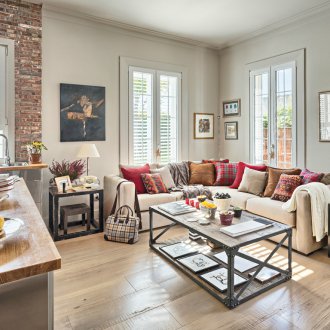 Комбинацията от цветен текстил в интериора