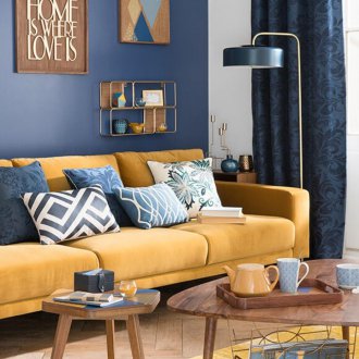 Комбинацията от сини и жълти цветове в интериора