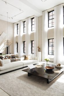 Голям хол в интериора на апартамент на две нива