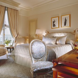 Спалня в класически стил в интериора на апартамент на две нива