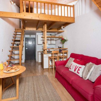 Дърво в интериора на апартамент на две нива