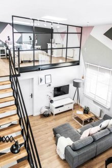 Строг интериор на дуплекс апартамент