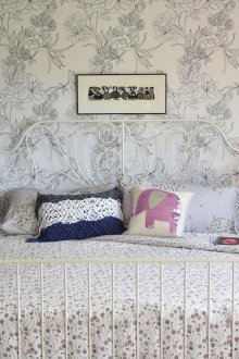 Kertas dinding bunga di bilik tidur