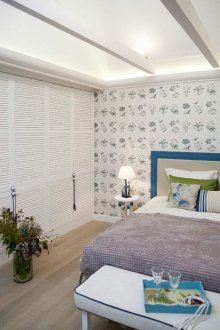 Gabungan kertas dinding biru di dalam bilik tidur