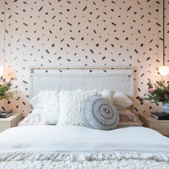 Menggabungkan kertas dinding polka di bilik tidur