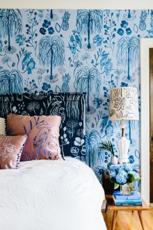 Gabungan kertas dinding biru di dalam bilik tidur
