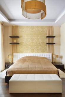 Gabungan kertas dinding kuning di dalam bilik tidur