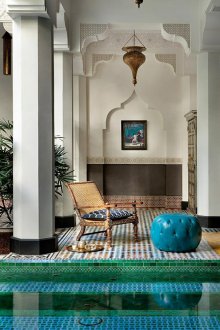 Orientalisches Interieur mit Pool