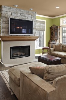 Маслинен цвят в хола с камина