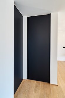 Черна врата в интериора