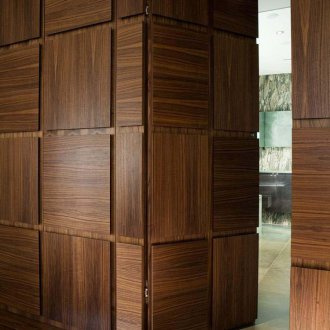 Тъмна дървена врата